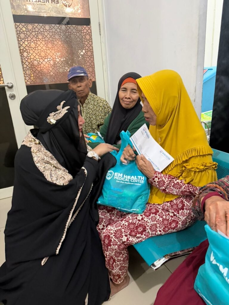 Tak Sekadar Bagi Sembako, EM Health Datangi Lansia Hingga ke Rumah di Karawang
