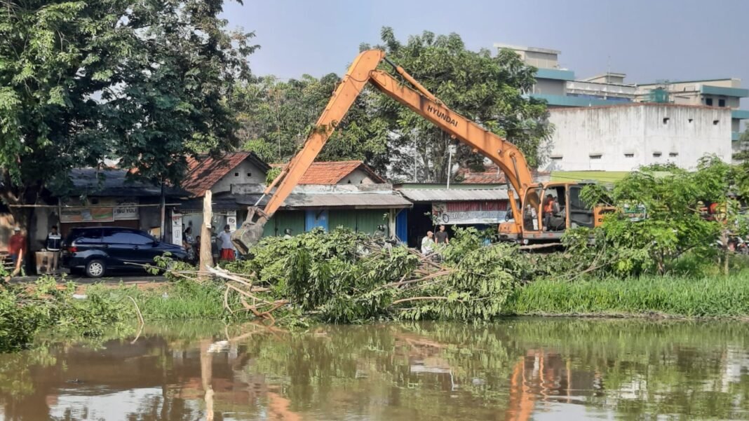 PJT II Kebut Normalisasi Irigasi Johar Karawang, Warga Rela Kehilangan Lapak Demi Cegah Banjir