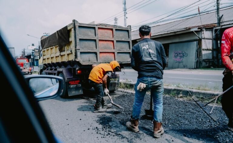 Dari Johar ke Polres, Jalan Surotokunto Diperbaiki Demi Keselamatan Warga