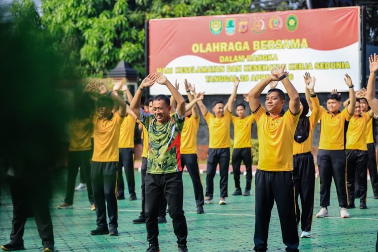 Polres Karawang Gelar Olahraga Bersama Peringati Hari K3 Sedunia 2026