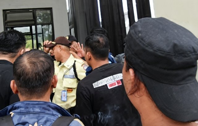 Aksi Saling Dorong Pecah di PT Pertiwi Lestari, Perangkat Desa Wanasari Protes Penanaman Kabel Tanpa Izin