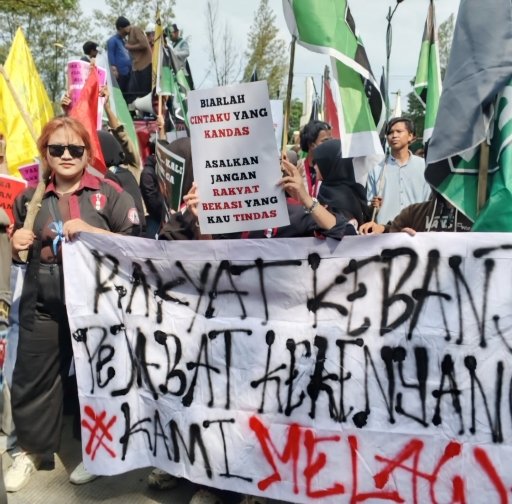 Demo #BenahinBekasi Memanas, Mahasiswa Bentrok dengan Satpol PP, Plt Bupati Makan Bareng Ormas