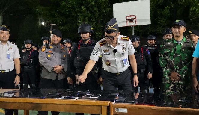 Razia Gabungan Lapas Karawang Kerahkan 107 Personel, Ponsel dan Benda Tajam Disita