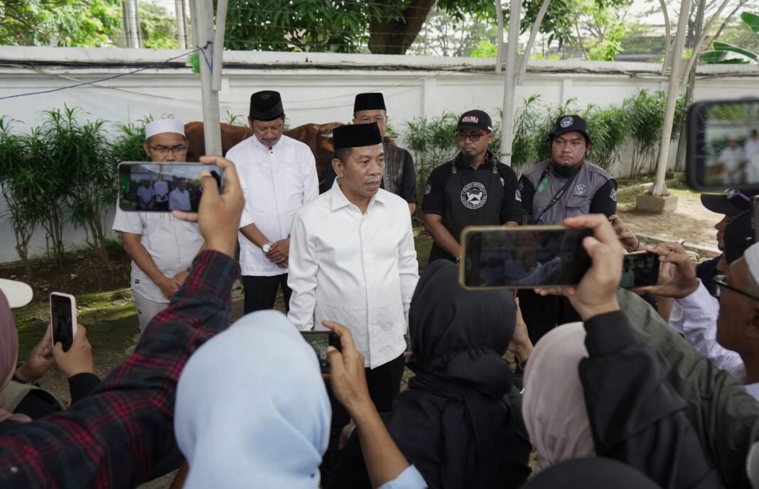 Sapi Kurban Presiden 1,2 Ton Disembelih di Rumah Dinas Bupati Karawang Sapi Kurban Presiden 1,2 Ton Disembelih di Rumah Dinas Bupati Karawang