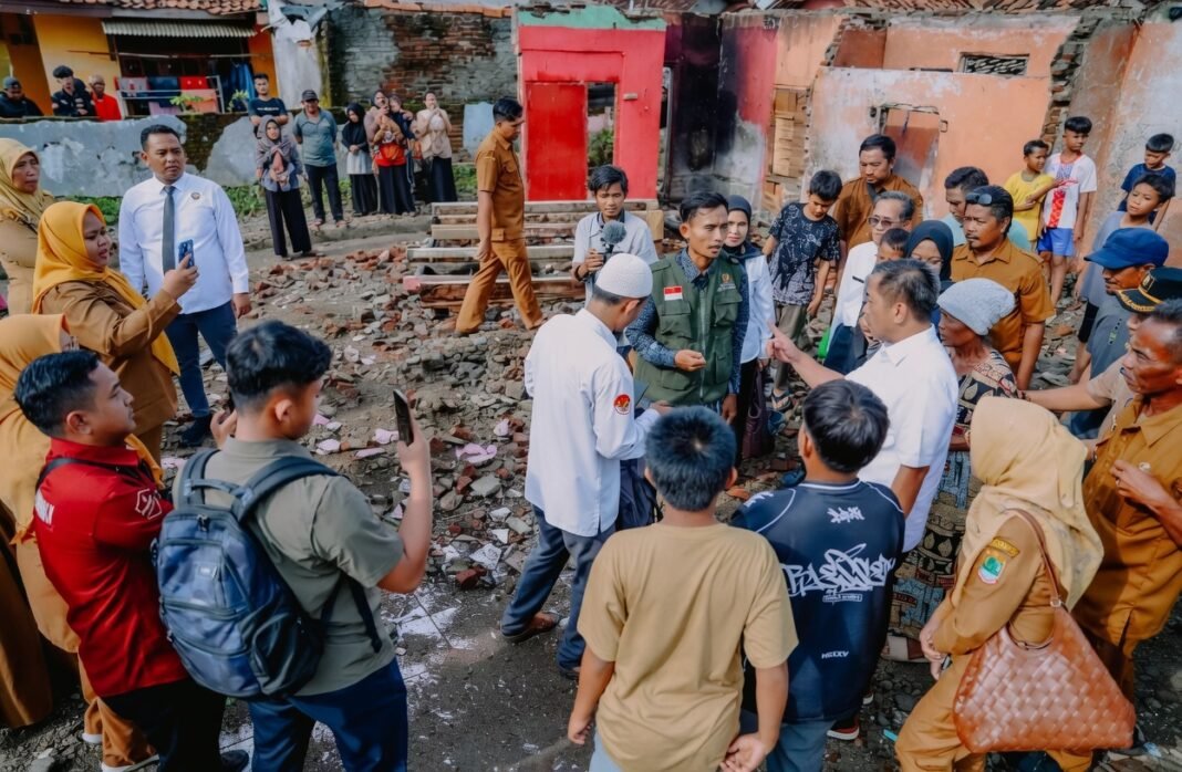 Saat Rumah Hangus Dilalap Api, Bupati Karawang Bawa Asa Baru untuk Nenek Tasih Saat Rumah Hangus Dilalap Api, Bupati Karawang Bawa Asa Baru untuk Nenek Tasih