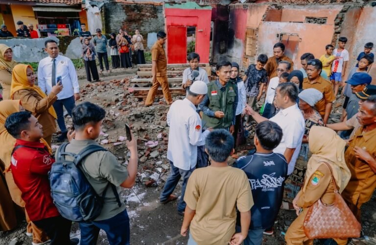 Saat Rumah Hangus Dilalap Api, Bupati Karawang Bawa Asa Baru untuk Nenek Tasih