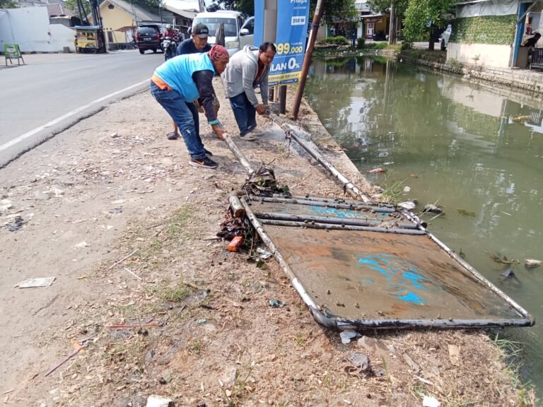 Driver GOKAR dan Warga Gotong Royong Evakuasi Plang Besi dari Saluran Irigasi di Karawang