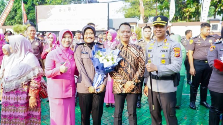 Kapolres Karawang Pimpin Langsung Upacara Kenaikan Pangkat Reguler dan Pengabdian