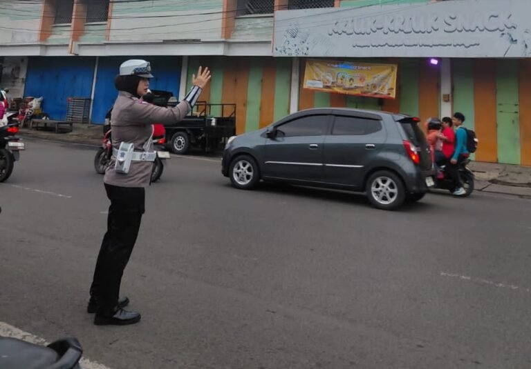 HUT Bhayangkara ke-80, Satlantas Polres Karawang Intensifkan Pengaturan Lalu Lintas di Jam Sibuk