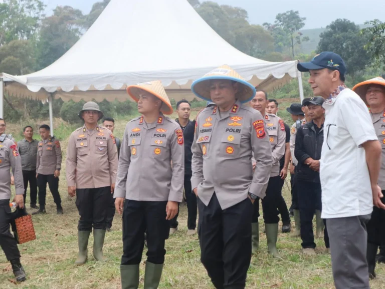 Kapolda Jabar Tinjau Lahan Penanaman Bibit Bawang Putih di Ciater, Dukung Ketahanan Pangan Nasional